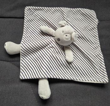 Doudou chien gris carré plat blanc et marine rayé- Obaibi