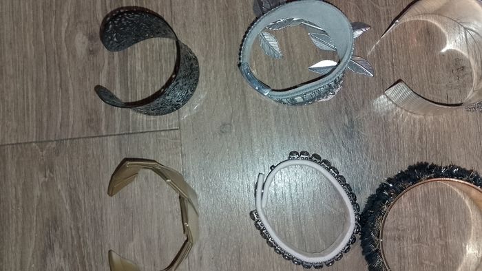 Différents bijoux, bracelets et colliers - photo numéro 7