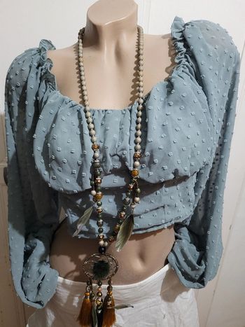 Haut court, manches longues et bouffantes