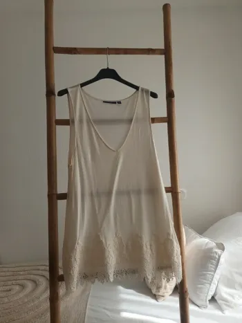 Haut avec dentelle crème taille L