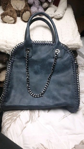 Sac bleu avec chaînes
