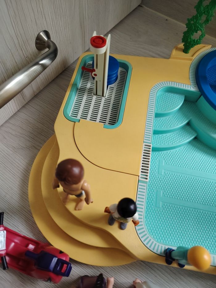 Piscine playmobil avec pleins de figurines - photo numéro 3