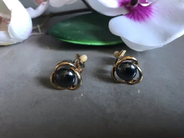 Boucle d’oreilles dorées pierre gris anthracite