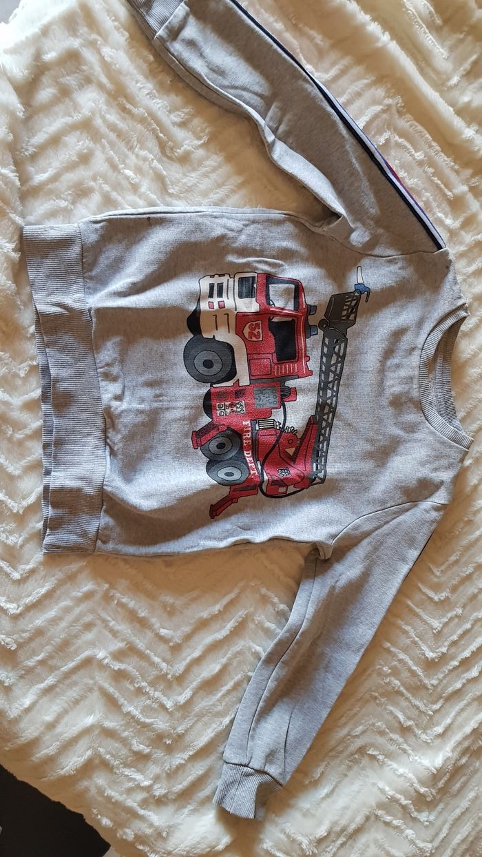 Pull motif camion de pompier