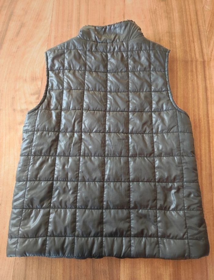 Lot de 5 vêtements garçon taille 10 ans 
1 chemise tape à l'oeil très bon état 
1 chemise El flamenco très bon état 
1 gilet Okaïdi très bon état 
1 veste sans manches Okaïdi neuf 
1 sweat Kiabi neuf - photo numéro 6