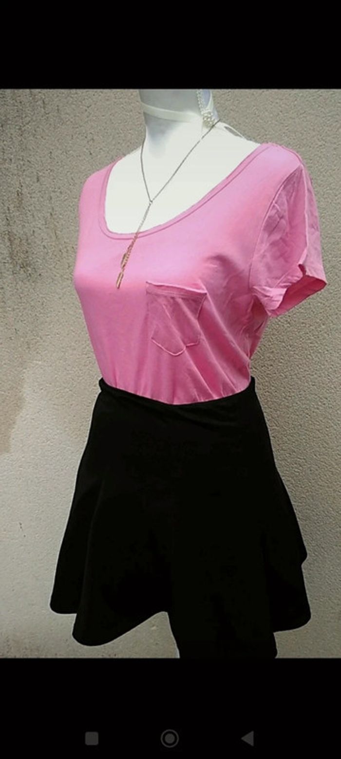 T-shirt rose décolleté dos fleuries - photo numéro 4