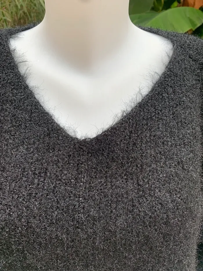 Pull Tissaia col V noir tres bon état taille 42/44 - photo numéro 4