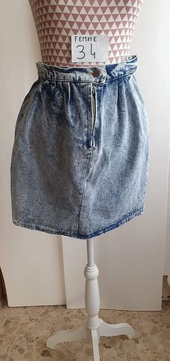 Jupe en jeans, en très bon état, en coton,longueur 44cm,marque Caprice de fille =5€