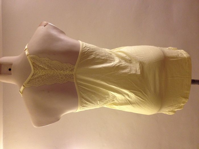 T shirt jaune ◦ col V avec dentelle ◦ sans manches ◦ look féminin ◦ taille 38 ◦ Zeeman - photo numéro 3