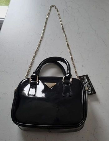 Petit Sac à main noir vernis avec chaînette