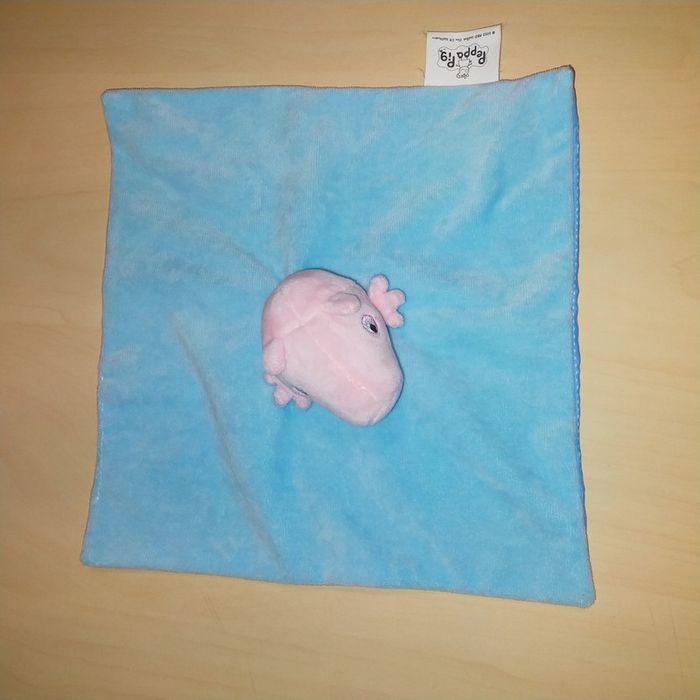 Doudou cochon Georges est le petit frère de Peppa Pig. bleu