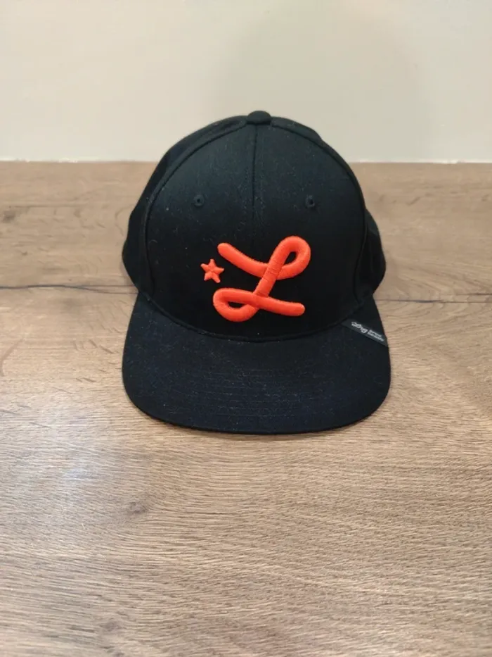 Casquette snapback leg