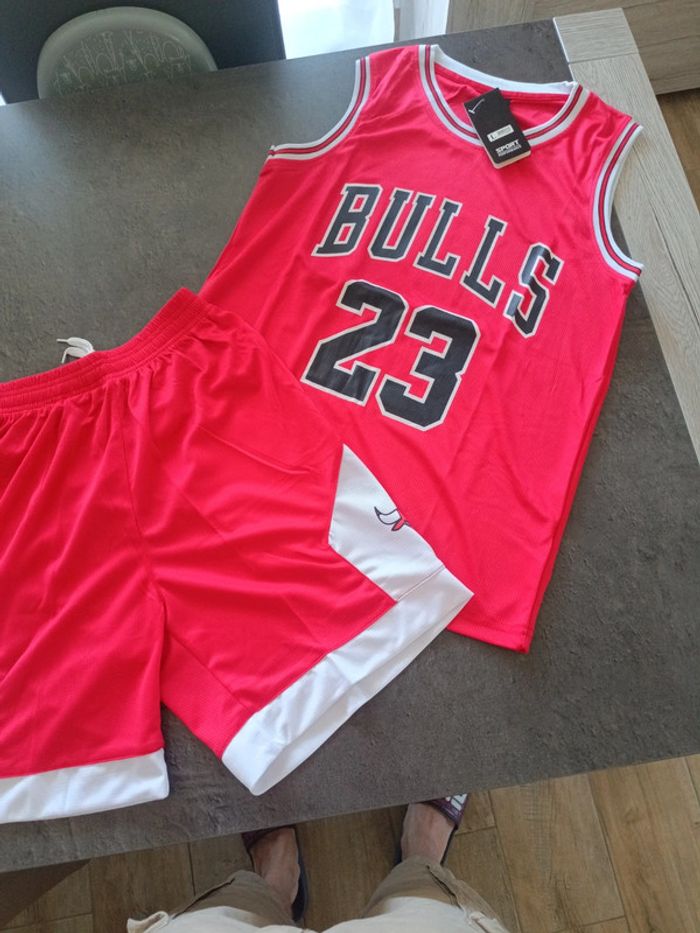 Tenue NBA Chicago Bulls Michael Jordan rouge. T.L