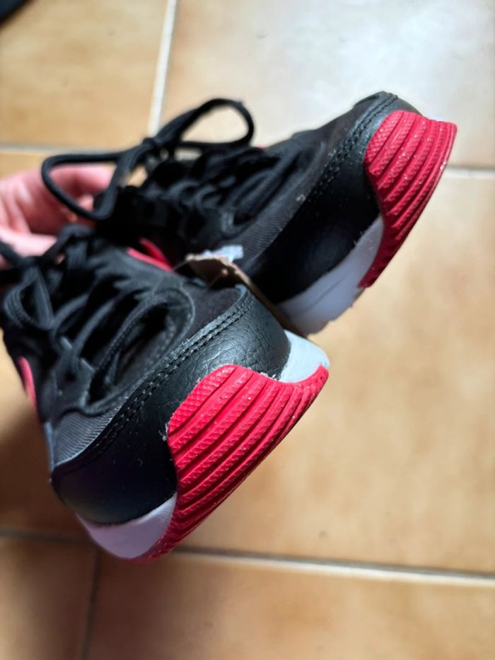 Belle paire de baskets Nike T. 36 fille neuves avec étiquette - photo numéro 4