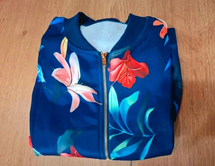 Veste bomber fleurie bleu nuit – tendance et colorée - photo numéro 2
