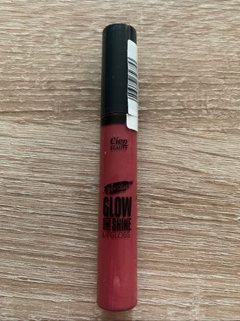 Lip gloss glow  and shine Cien