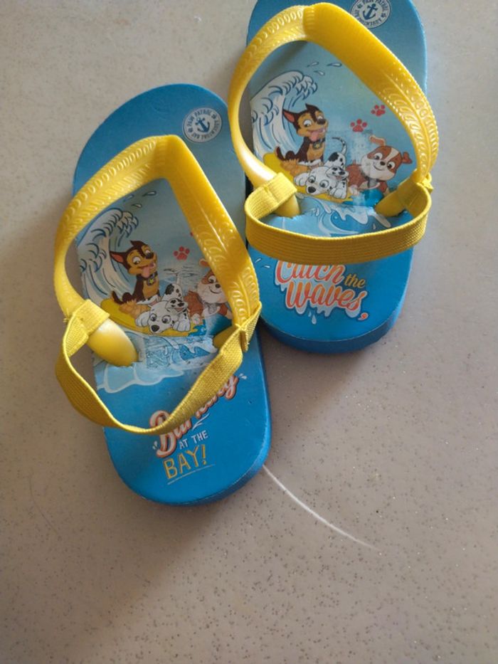 Tongs avec élastiques à l'arrière. Taille 26/27 - photo numéro 3