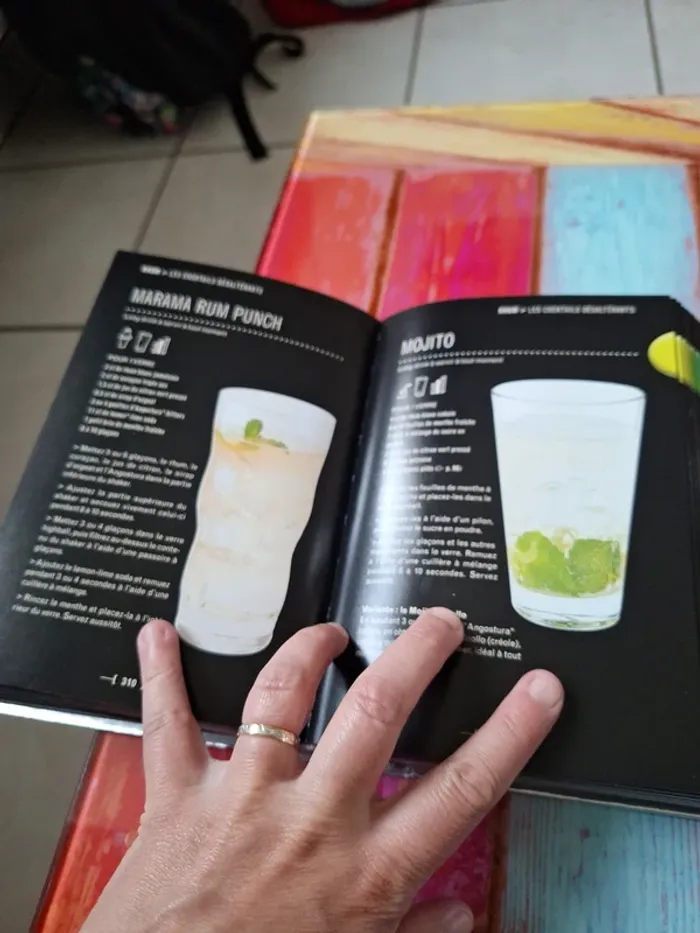 Le petit larousse des cocktails avec verre mesureur et shaker - photo numéro 4