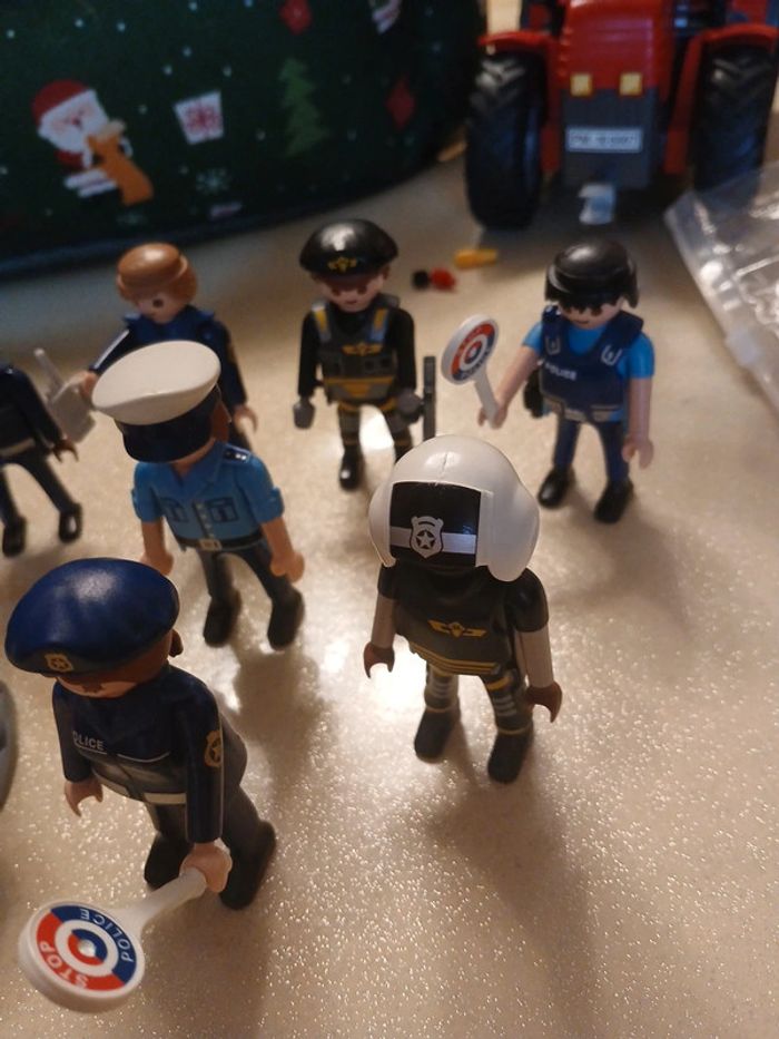 8 personnages police playmobil avec accessoires - photo numéro 2