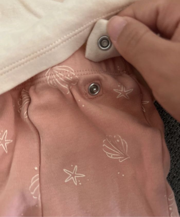 Pyjama 2 pièce rose à motif coquillages - photo numéro 2