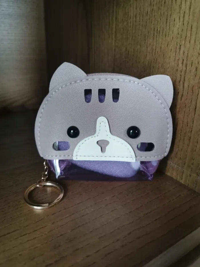 Petit porte monnaie en forme de tête chat.