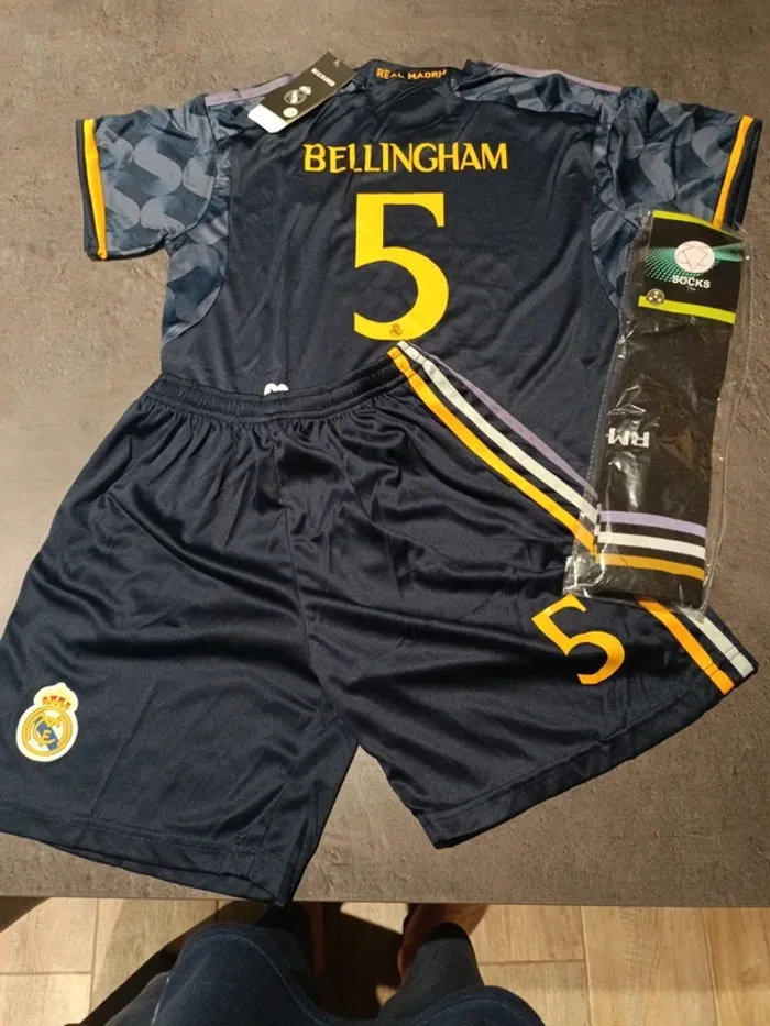 Tenue foot Real Madrid Jude Bellingham bleu. T.28