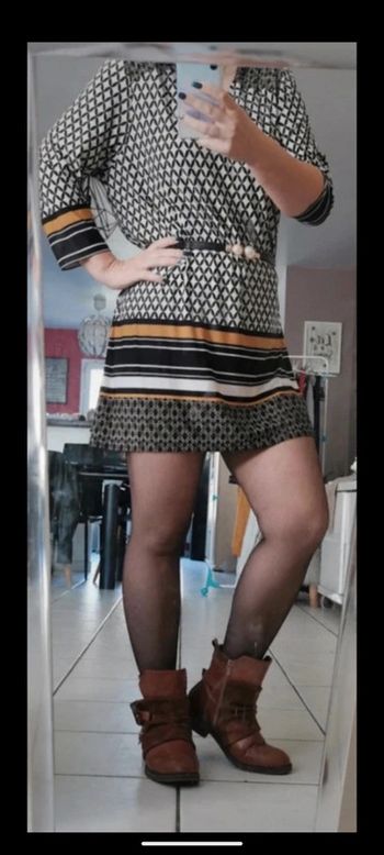 Très belle robe manches 3/4 envoi uniquement via mondial Relay