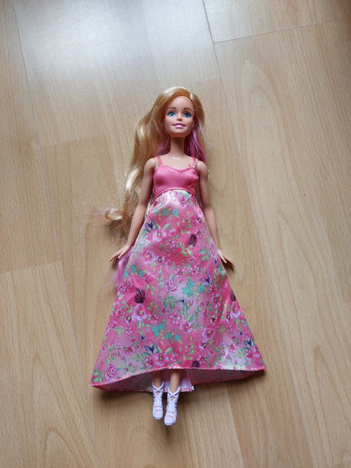 Barbie avec tête pivotante pour changer la couleur de ses cheveux