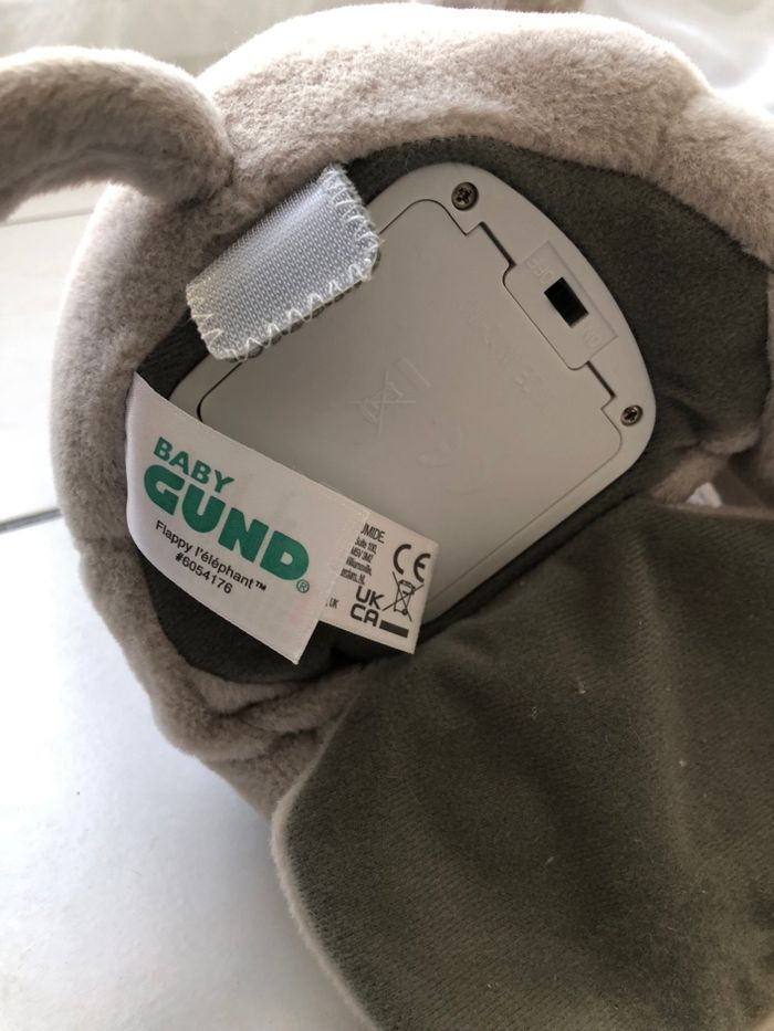 Elephant qui joue a cache cache - photo numéro 2