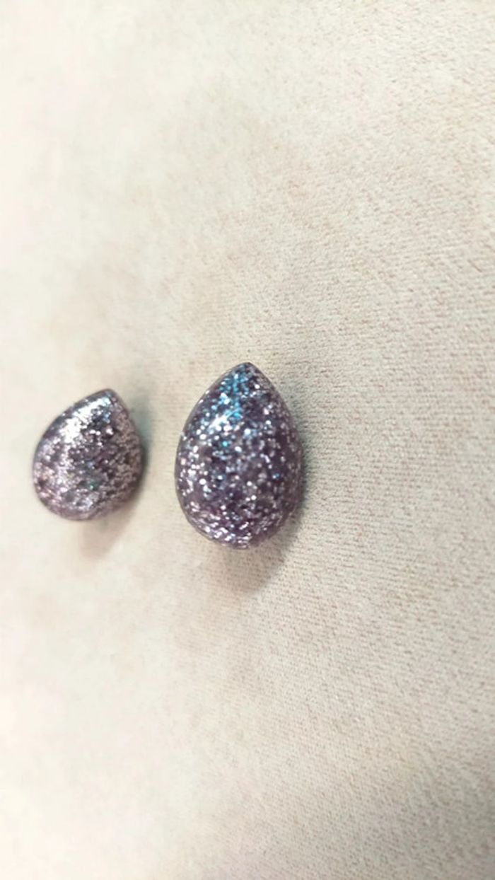Boucles d’oreilles gouttes pailletées violet argent – Collection Reflets de Lavande