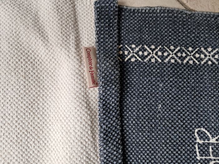 Tapis en tissu. Couleur bleu/gris avec impressions. - photo numéro 2