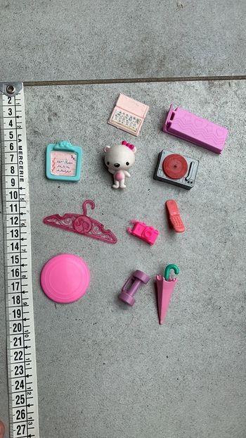 Lot accessoires poupée barbie ours appareil photo téléphone parapluie cintre