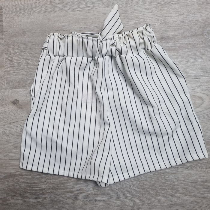 Short taille haute rayé blanc/noir Jennyfer XS avec ceinture à nouer neuf avec etiquette - photo numéro 2