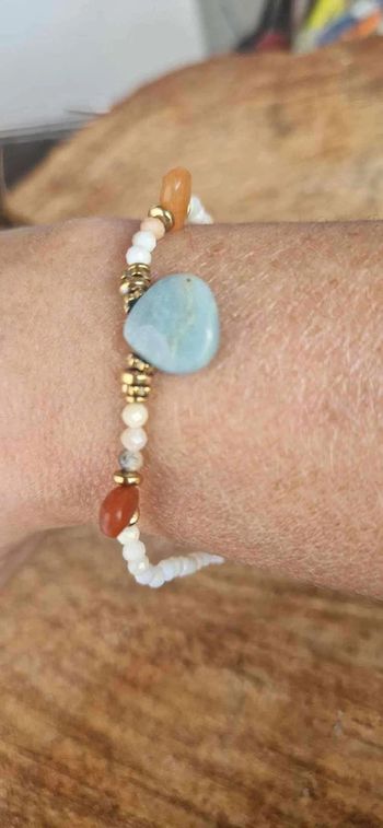 Bracelet réglable perles et pierres naturelles finitions acier inoxydable or