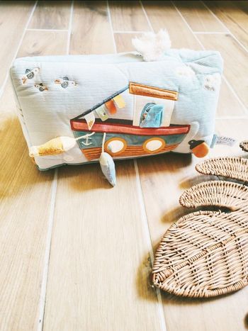 🚢Jeu d'éveil sensoriel - Coussin triangle multi activités - Sailors bay - marque Little dutch