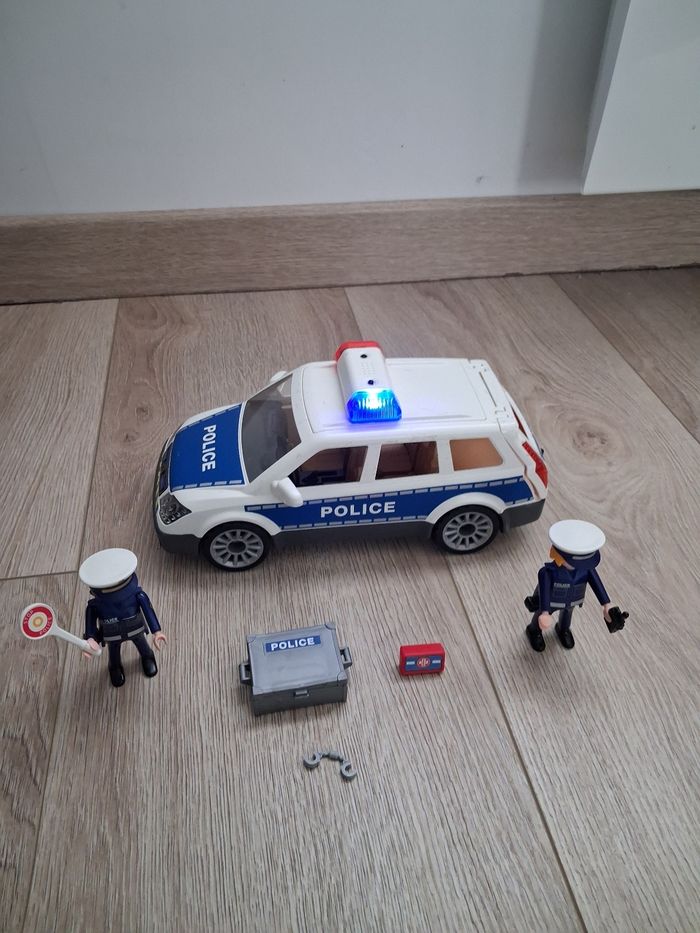 Voiture de police avec sirène et gyrophare - photo numéro 4