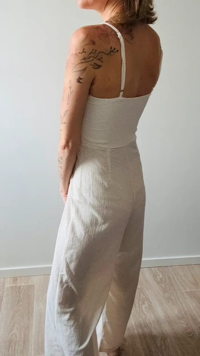 Combinaison beige Stradivarius taille M en parfait état - photo numéro 2