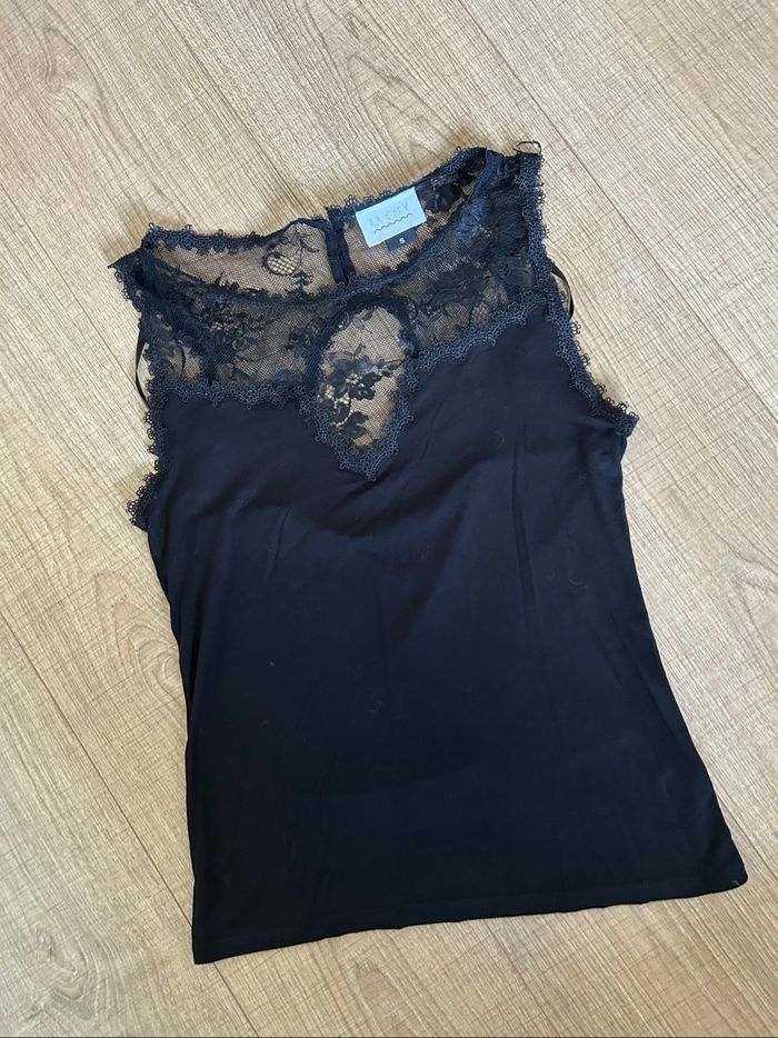 Haut noir sans manches avec dentelle la City taille S jamais porté - photo numéro 7