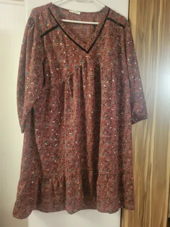 Robe courte 42/44 avec volant sur le bas
