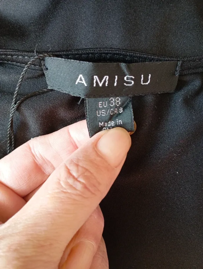 Robe courte noire avec ceinture dorée taille 38 - photo numéro 3