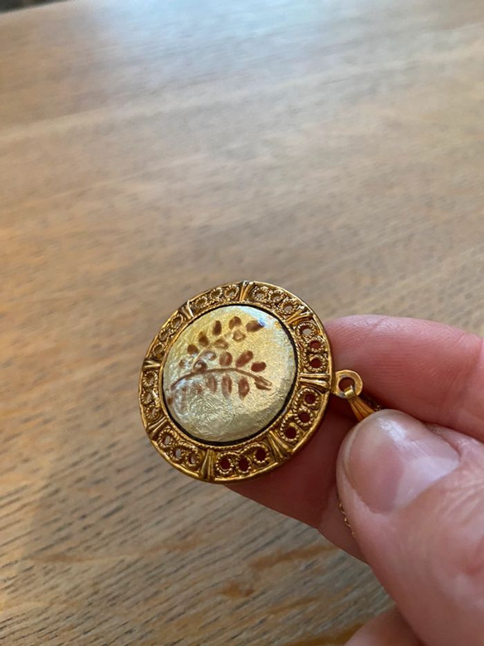 Collier médaillon en laiton ouvragé émail nacré - photo numéro 10