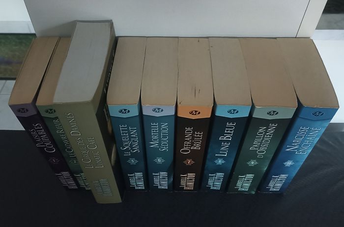 Lot collection de livres Anita Blake de Laurell k. Hamilton - photo numéro 2