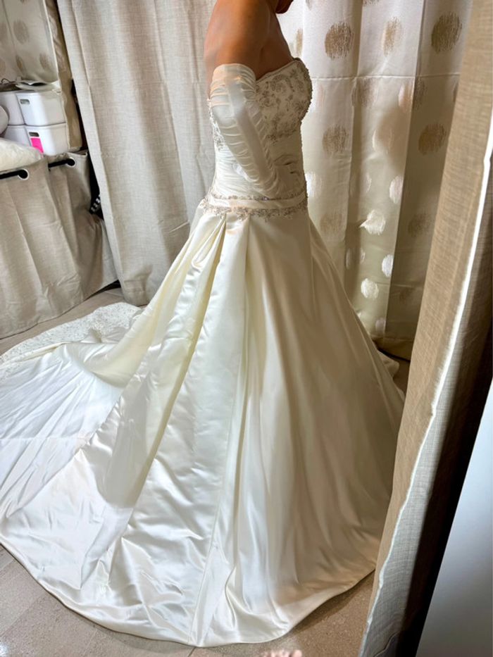 Robe de mariée neuve avec jupon gants et voile - photo numéro 4
