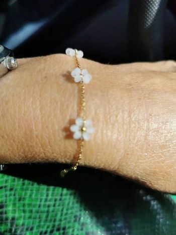 Bracelet réglable acier inoxydable or fleurs perles nacrées blanches