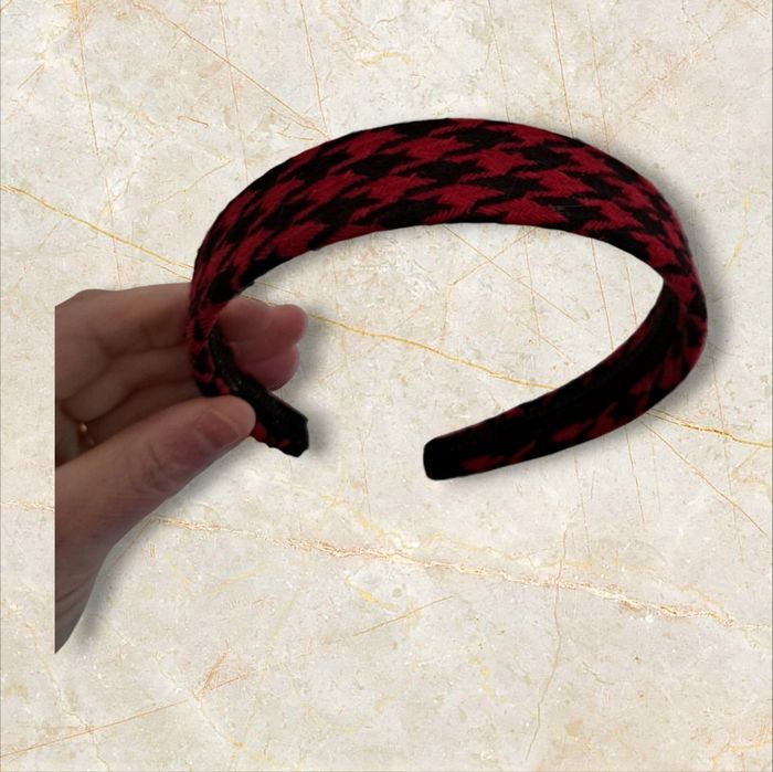 Serre tête en tissu noir et rouge