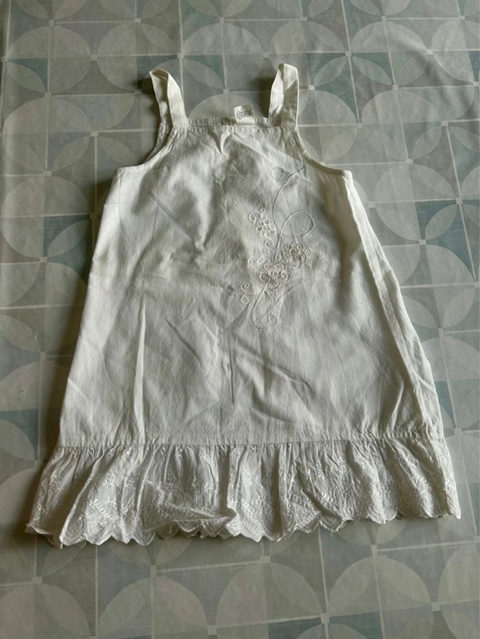 Robe blanche - 5 ans - en très bon état