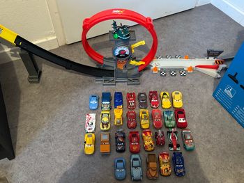 Gros lot 30 petites voitures cars + circuit