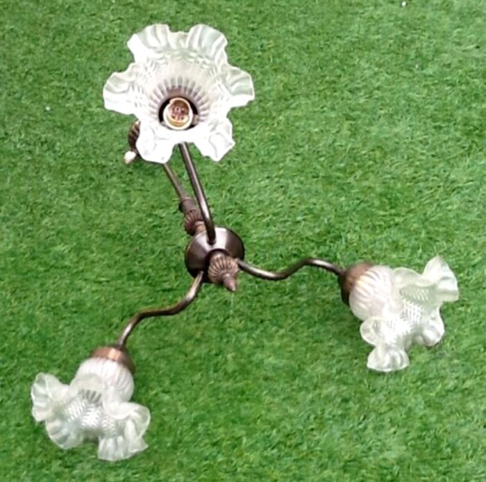 Années 1970 Lustre 3 bras de lumière Tulipes à volants monture laiton patiné - photo numéro 4