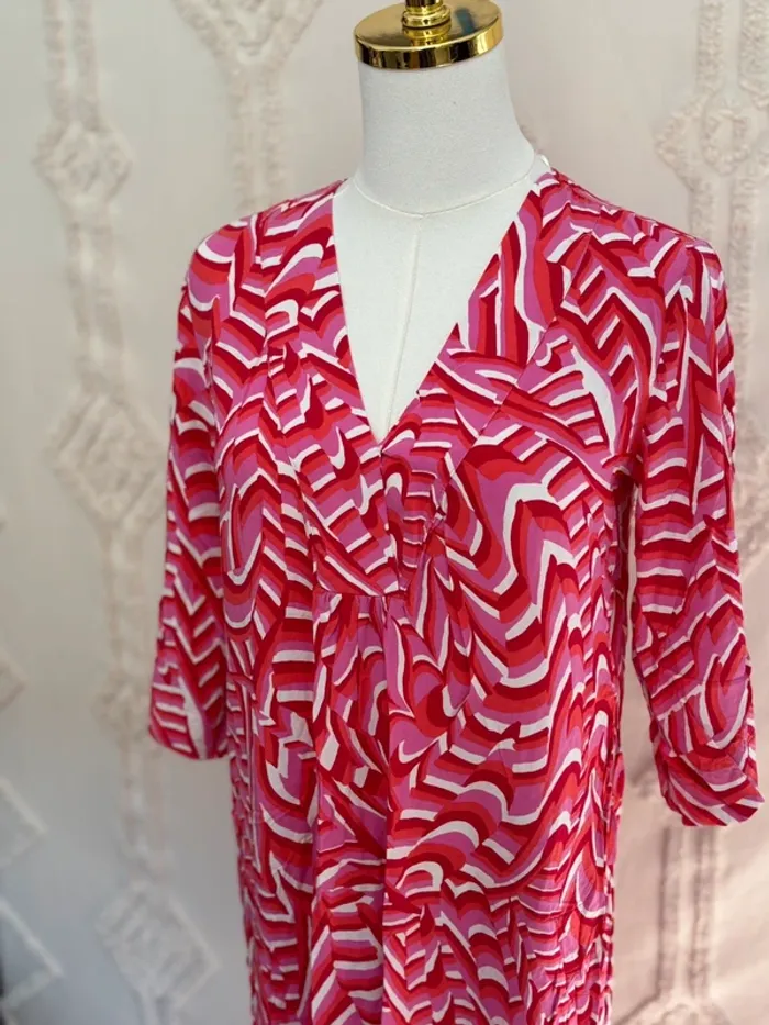 Robe graphique rouge rose ZARA – Taille XS – Coupe fluide mi-longue – Motif psyché rétro - photo numéro 2