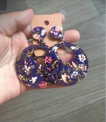 Boucles d’oreilles NEUVES avec étiquette pour femme forme ronde couleur violet foncé